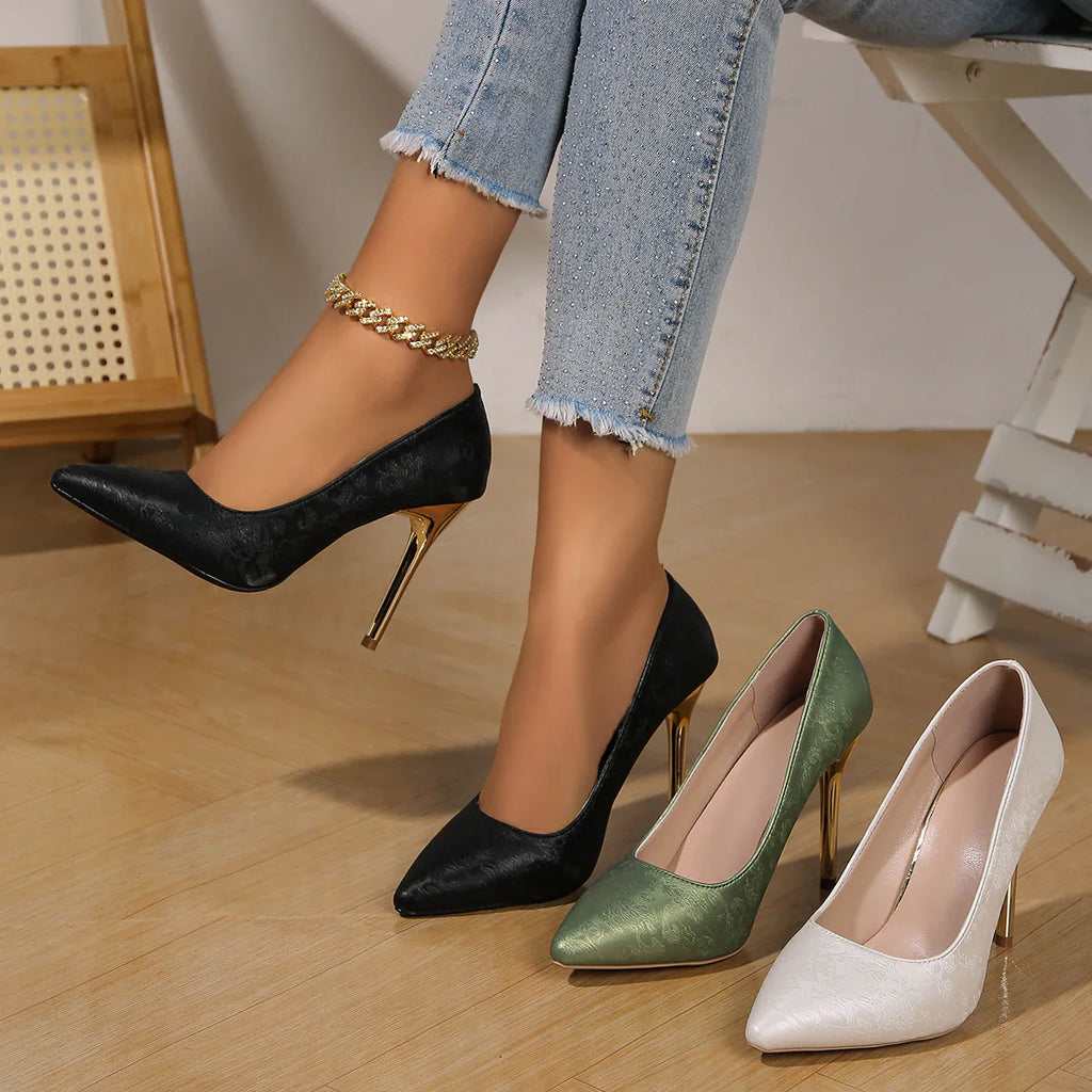 Cavina | Satijnen Pumps met Gouden Hak en Luxe Details